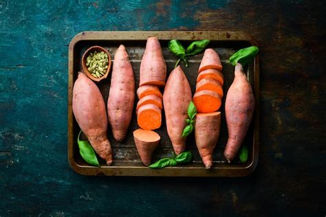 Batata doce orgânica recém colhida em uma bandeja de metal em um fundo