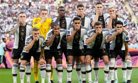 Les Joueurs Allemands Se Couvrent La Bouche Pour La Photo D Quipe De