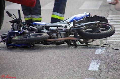 Serock Zderzenie Samochodu Osobowego Z Motocyklem Na Ulicy Niemena