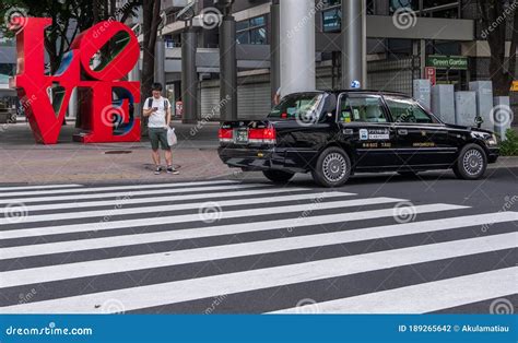 Tourists at Love Statue in Nishi Shinjuku, Tokyo, Japan. Editorial ...