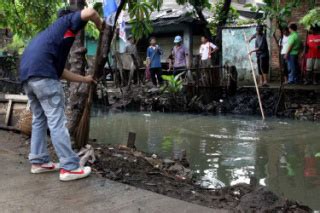 Membersihkan Sampah Di Jalan Lestari Kelapa Gading Datatempo