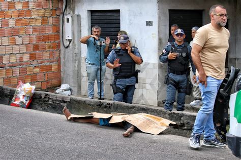 Corpo de homem é jogado de carro em movimento no Novo Aleixo Portal