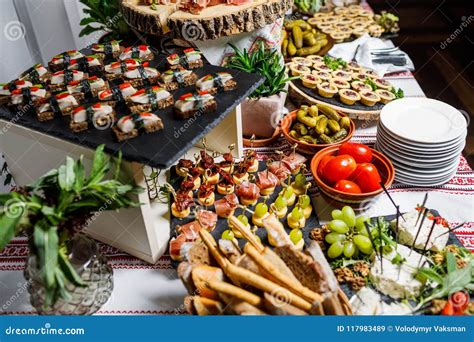 Tabela De Banquete De Abastecimento Belamente Decorada Alimento