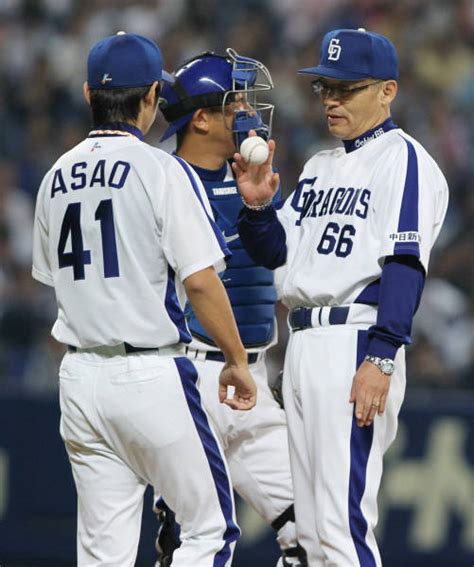 マウンド上で浅尾拓也（左）にボールを手渡す：オレ流監督・落合博満 写真特集：時事ドットコム