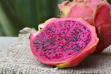 Fruit Tropical Pitaya X Dragon Fruit Rouge Et X Image Stock