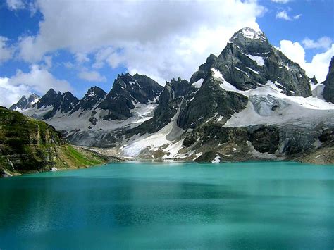 Explore Kashmir with Our Top Pakistan Tour Packages 2024