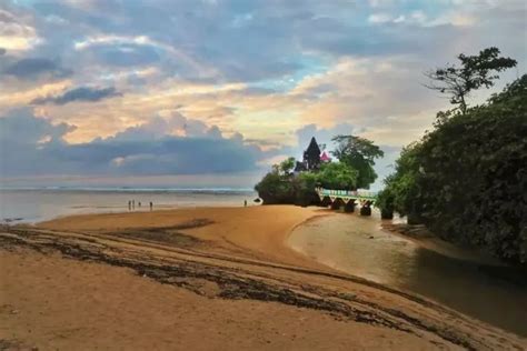 Pantai Balekambang, Wisata Ikonik Terpopuler Malang Selatan