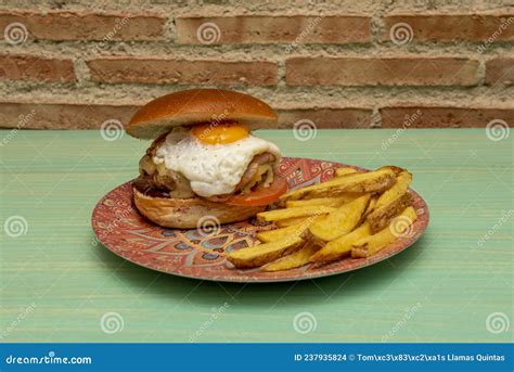 Hambúrguer De Carne Grande Tomate De Ovo Frito De Queijo Fundido E