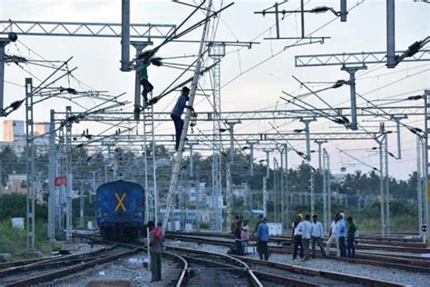 Railway Overhead Wire Accident Rail Service Disrupted In Howrah New