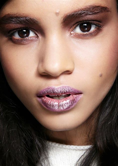 6 Chic Ways How To Wear Glitter Lipstick Stylecaster Glitter