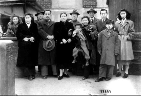 Zao Wou Ki et toute sa famille au port de Shanghai avant le départ pour