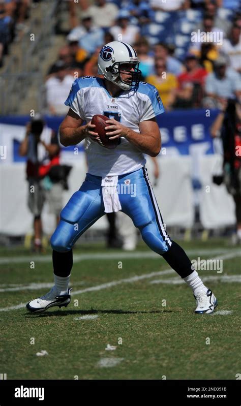 Tennessee Titans Quarterback Kerry Collins Plays Against The