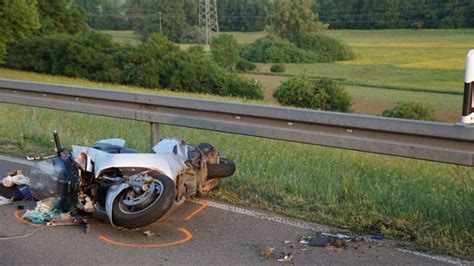 Unfall Im Kreis Esslingen Motorradfahrer St Rzt Und Verletzt Sich