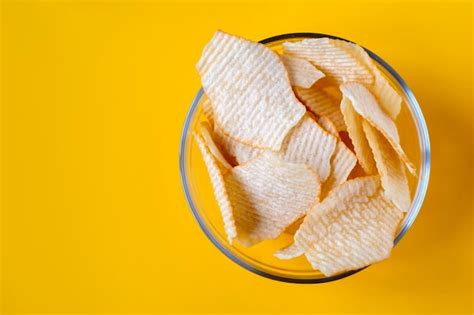 Papas Fritas En Tazones De Vidrio Sobre Fondo Amarillo Comida Chatarra