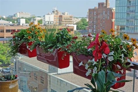 26 DIY Railing Planter Ideas For Balcony Gardeners