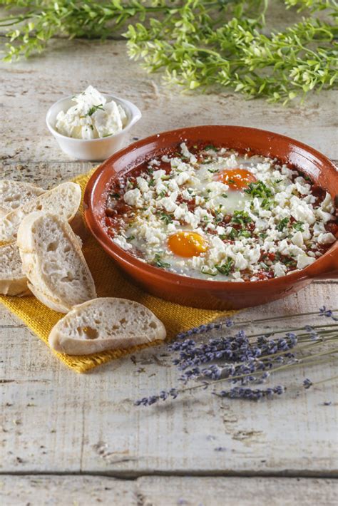 Ovos Escalfados Tomatada E Queijo Feta Revista Veggie