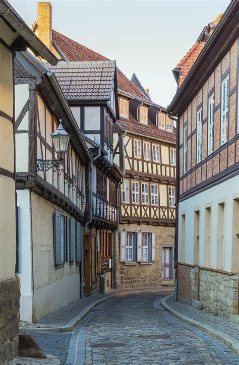 Gatan Med Korsvirkes Hus I Quedlinburg Tyskland Fotografering F R