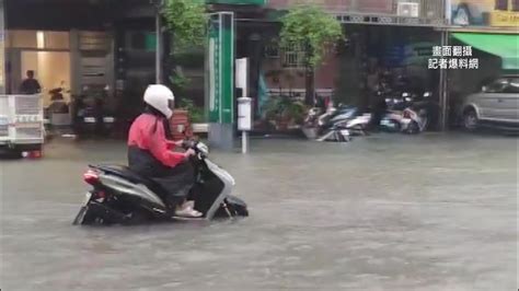 雨彈炸高雄！ 道路淹成河騎士如騎「水上摩托車」 生活 壹新聞