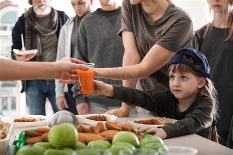 Povos Pobres Que Recebem O Alimento Dos Volunt Rios Foto De Stock