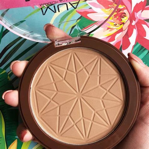 Achieve A Matte Sunkissed Look With Mua S Bronzer Dust Over Face And