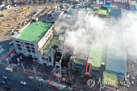 연기 피어오르는 인천 서구 인쇄공장 화재 현장 연합뉴스