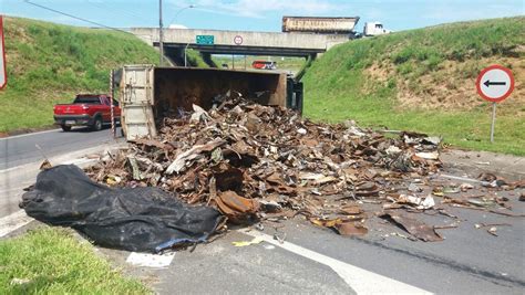 Carreta Com Sucata Tomba E Carga Se Espalha Na Pista Na Via Dutra Em