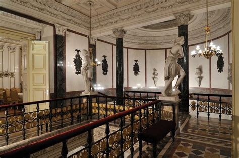 Palazzo Revoltella Vestibolo Del Secondo Piano Con Le Statue Delle