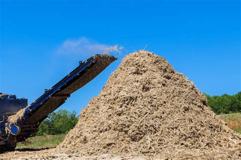 Convoyeur En Gros Plan D Un Broyeur De Bois Industriel Produisant Des