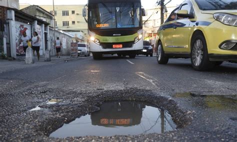 Buraco Na Rua Firmino Fragoso Em Madureira Provoca Acidentes Jornal