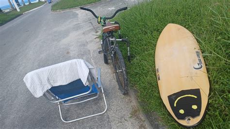 Surfista no mar vê bandido furtar bicicleta sai da água gritando pega