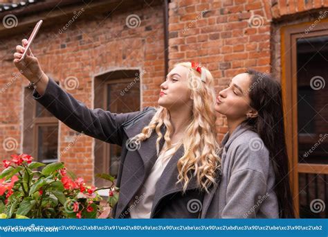 Deux Filles Prennent Un Selfie Avec Le Visage De Canard Et Le Sourire