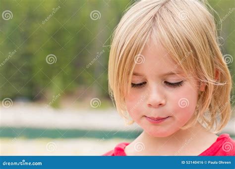 Petite Fille Timide Regardant Vers Le Bas Photo Stock Image Du