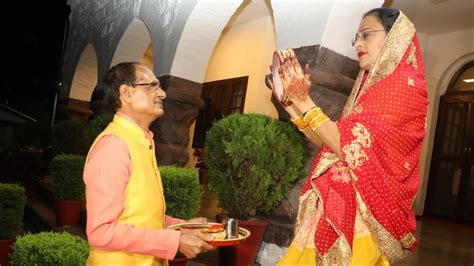 Karwa Chauth 2022 Pictures Of Cm Shivraj And Sadhna Singh Chauhan Karva