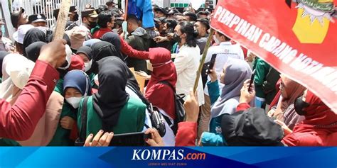 Mahasiswa Di Mataram Demo Desak Presiden Copot Luhut Binsar Panjaitan