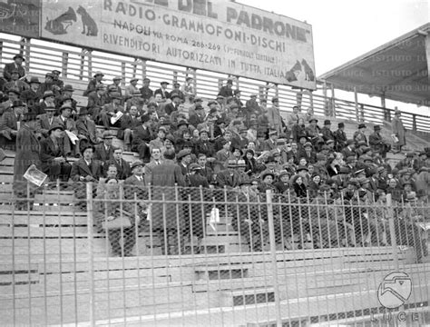 Il Pubblico Sulle Gradinate Di Uno Stadio Napoletano Archivio Storico