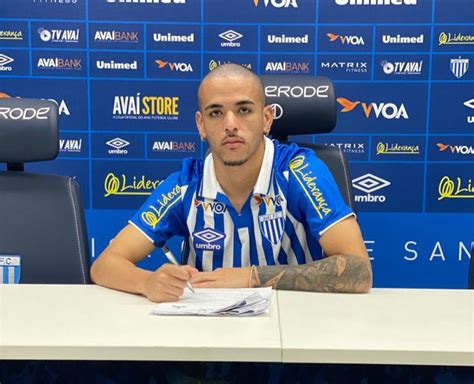 Promovido ao profissional Thiaguinho renova contrato Avaí e