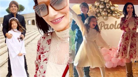 Laura Pausini La Comunione Della Figlia Paola Le Dolci Foto