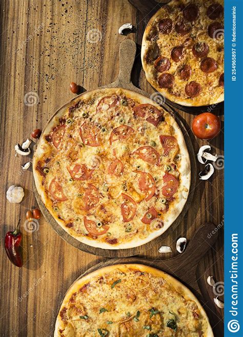 Tres Pizzas De Diferentes Sabores Pepperoni Queso Batata Cebolla