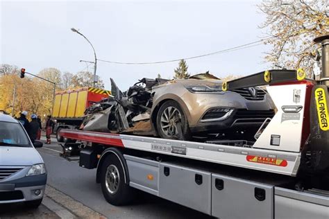 Verneuil Sur Seine Le Camion Benne Se Couche Sur Une Voiture Un