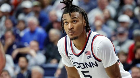 Stephon Castle to miss 2 to 4 weeks for UConn with knee injury | fox61.com