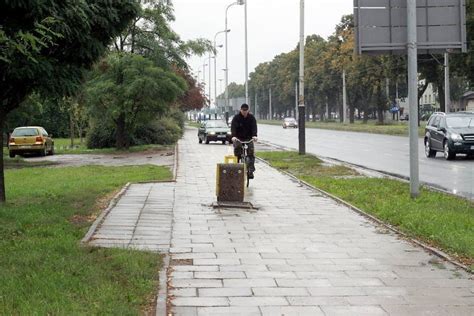 Drogowy Absurd W Odzi Kosz Z Betonu Na Rodku Cie Ki Rowerowej