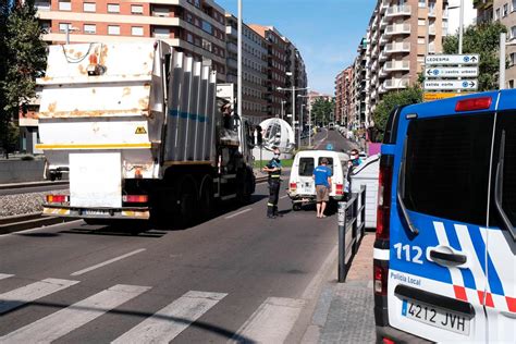 Aparatosa Colisión Entre Un Camión De La Basura Y Una Furgoneta En La