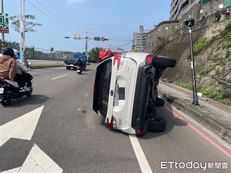 淡水男開車撞人行道側翻路中 駕駛嚇壞自脫困：精神不濟釀禍 Ettoday社會新聞 Ettoday新聞雲