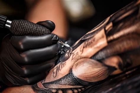 Why Do Tattoo Artists Wear Black Gloves - Images Gloves and ...