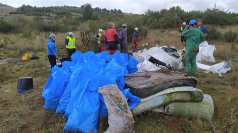 Veinte Voluntarios Retiran Cientos De Kilos De Basura De Una Cueva Courel