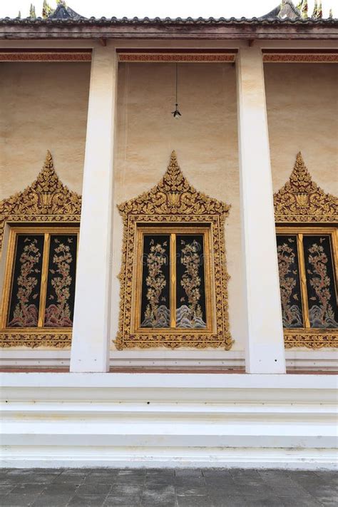 Decoración De Las Ventanas Tailandesas Del Templo Foto De Archivo