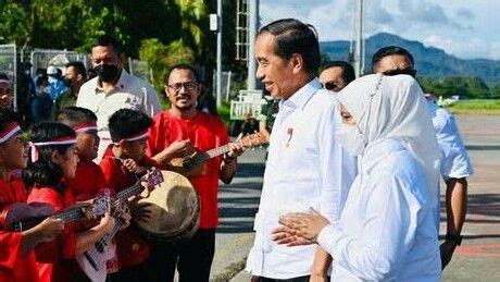 Joko Widodo and family visiting the crocodile Lohi – TittlePress