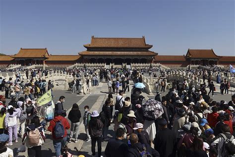 直击｜五一小长假首日，各地景区开启“人从众”模式 极目新闻