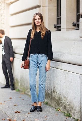 Wie Schwarze Schuhe Aus Leder Mit Hellblauer Boyfriend Jeans Zu