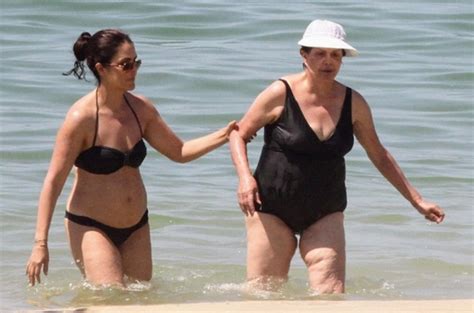 Ex Presidente Dilma Rousseff Curte Praia Os Netos E A Filha